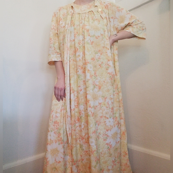 Vintage Figurfit Gown & Matching Robe Sz Medium Orange/Yellow Floral Pattern - Picture 16 of 16
